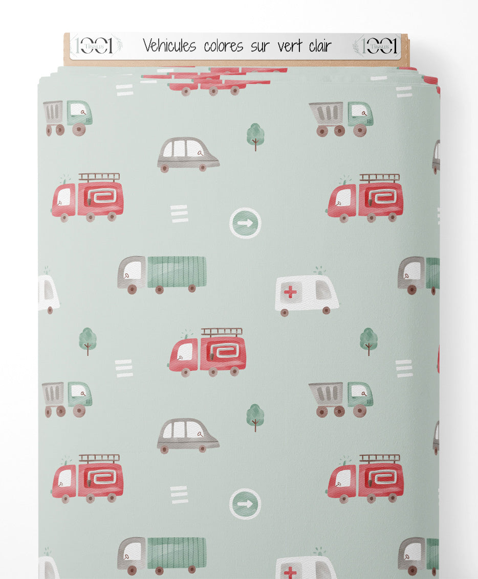 Tissu - Véhicules colorés sur vert clair