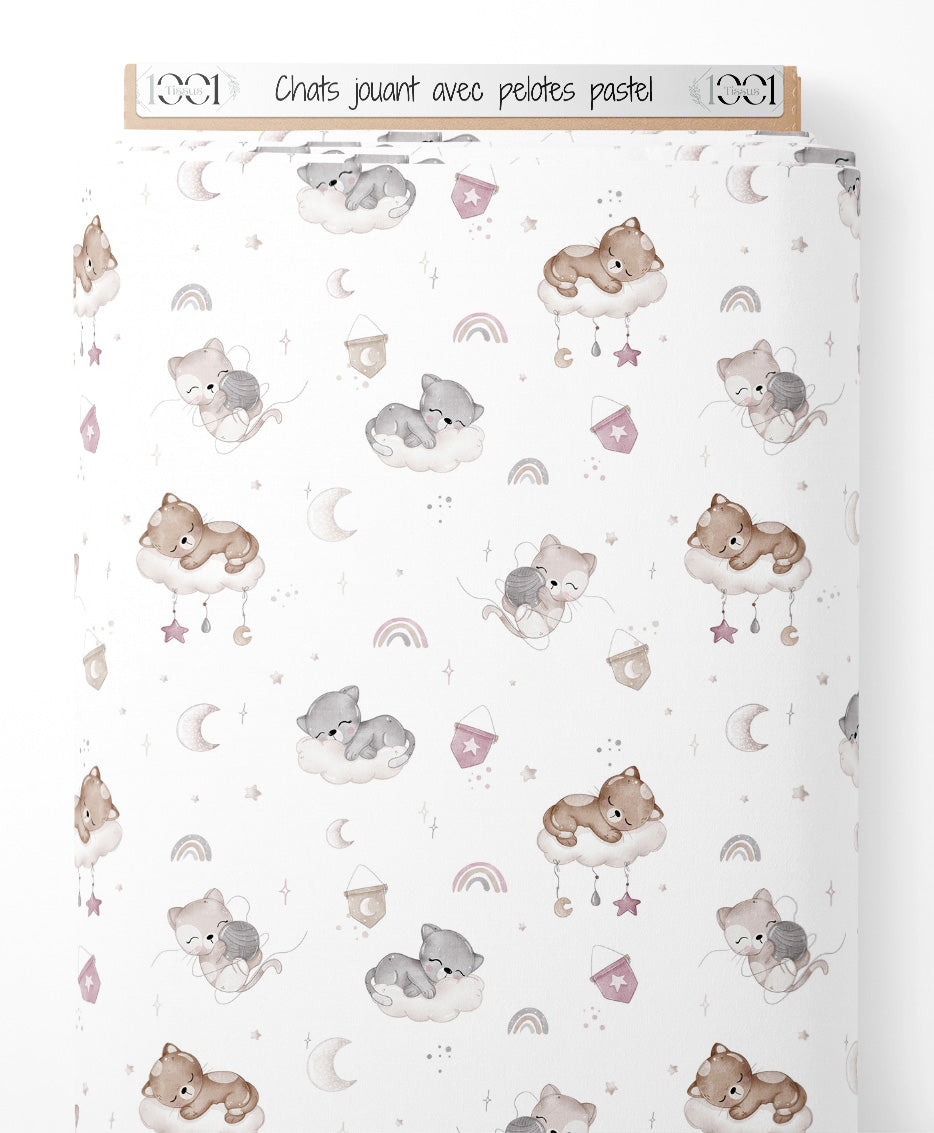 Tissu - Chats jouant avec pelotes pastel