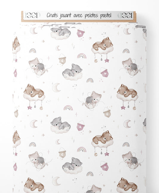 Tissu - Chats jouant avec pelotes pastel