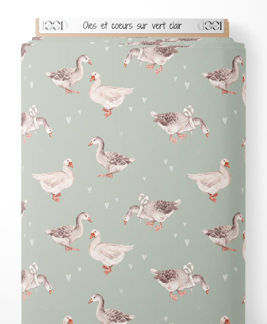 Tissu - Oies et cœurs sur vert clair