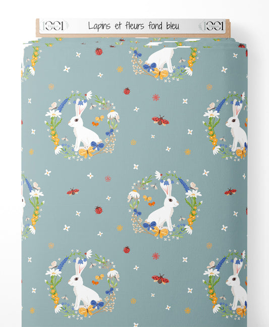 Tissu - Lapins et fleurs sur fond bleu