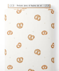 Tissu - Bretzels dorés et touches de sel