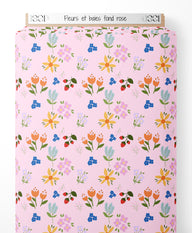 Tissu - Fleurs et baies sur fond rose