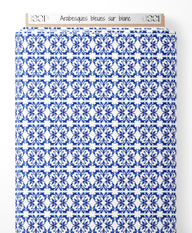 Tissu - Arabesques bleues sur blanc