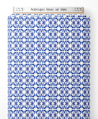 Tissu - Arabesques bleues sur blanc