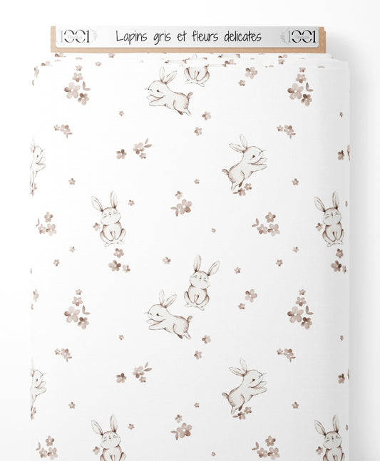 Tissu - Lapins gris et fleurs délicates
