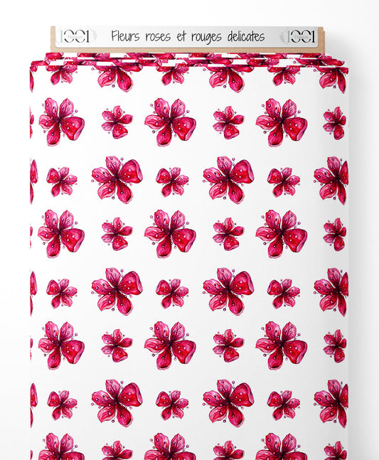 Tissu - Fleurs roses et rouges délicates