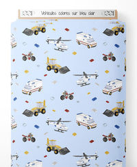 Tissu - Véhicules colorés sur bleu clair