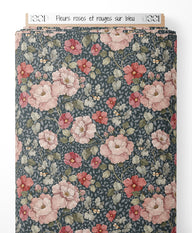 Tissu - Fleurs roses et rouges sur bleu