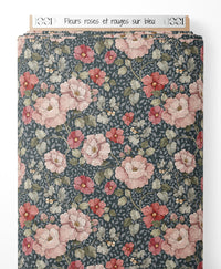 Tissu - Fleurs roses et rouges sur bleu