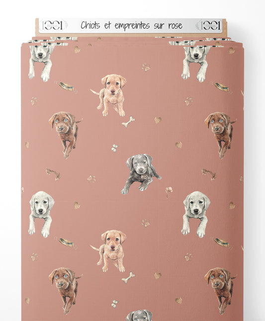Tissu - Chiots et empreintes sur rose