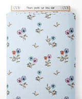 Tissu - Fleurs pastel sur bleu clair