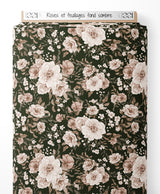Tissu - Roses et feuillages sur fond sombre