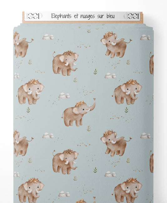 Tissu - Éléphants et nuages sur bleu