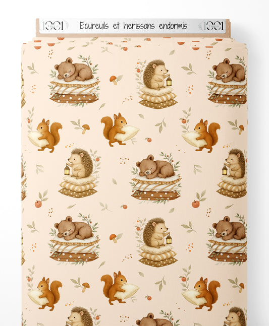 Tissu - Écureuils et hérissons endormis