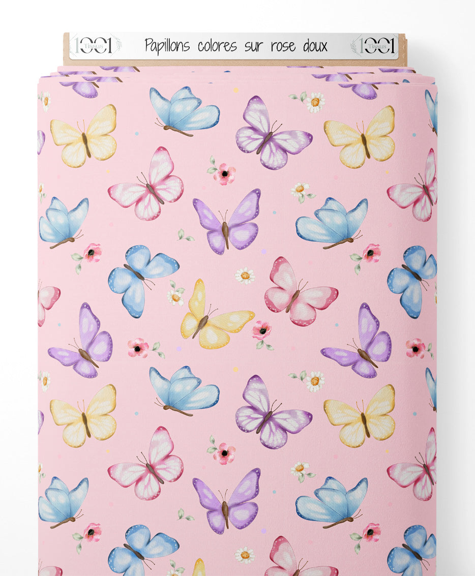 Tissu - Papillons colorés sur rose doux