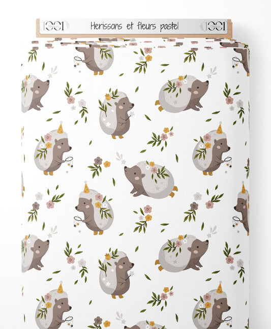 Tissu - Hérissons et fleurs pastel