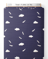 Tissu - Nuages et plumes sur bleu