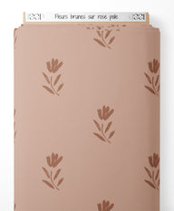 Tissu - Fleurs brunes sur rose pâle