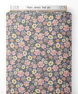 Tissu - Fleurs variées sur fond gris