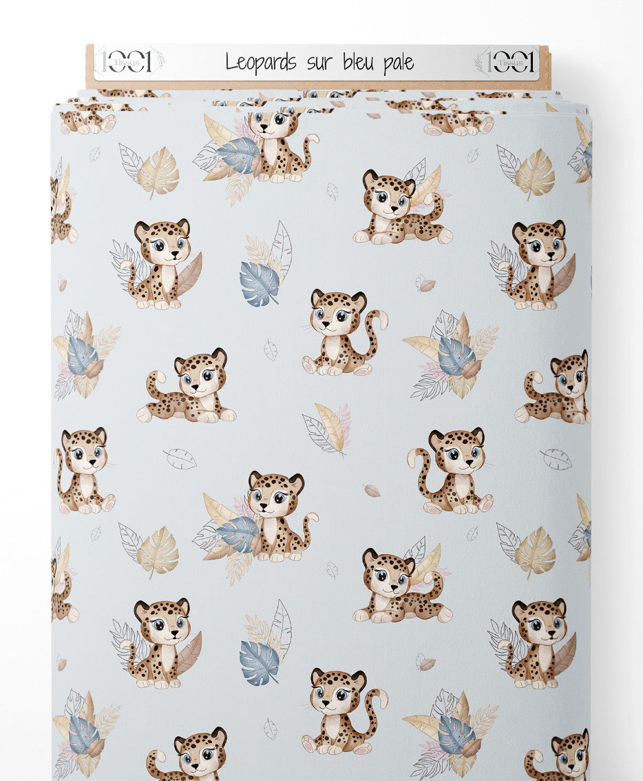 Tissu - Léopards sur bleu pâle