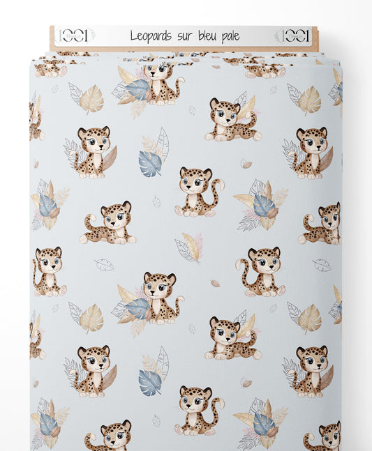 Tissu - Léopards sur bleu pâle