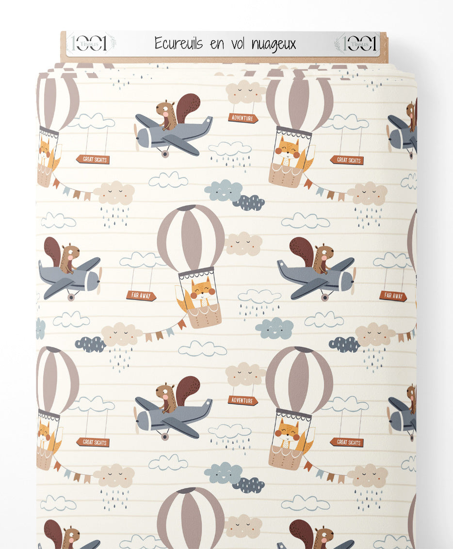 Tissu - Écureuils en vol nuageux