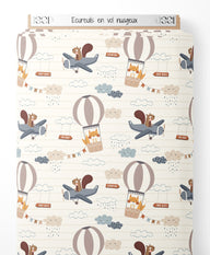 Tissu - Écureuils en vol nuageux