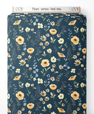 Tissu - Fleurs variées sur fond bleu