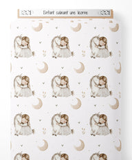 Tissu - Enfant câlinant une licorne