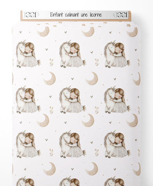 Tissu - Enfant câlinant une licorne