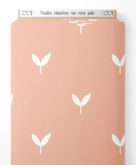 Tissu - Feuilles blanches sur rose pâle