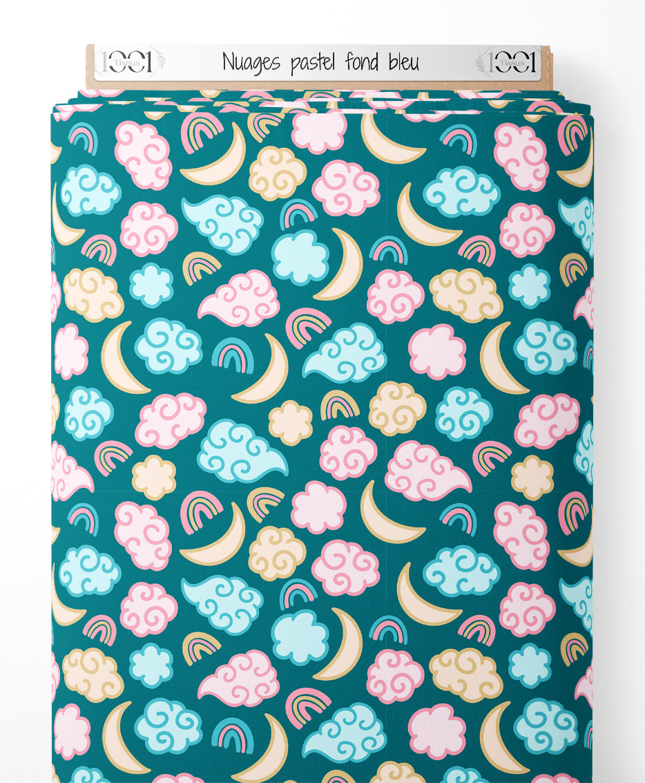 Tissu - Nuages pastel sur fond bleu